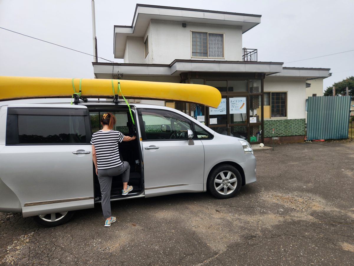 カヌーを積んだガイドの車に乗り込み、集合場所からツアー現地へ出発