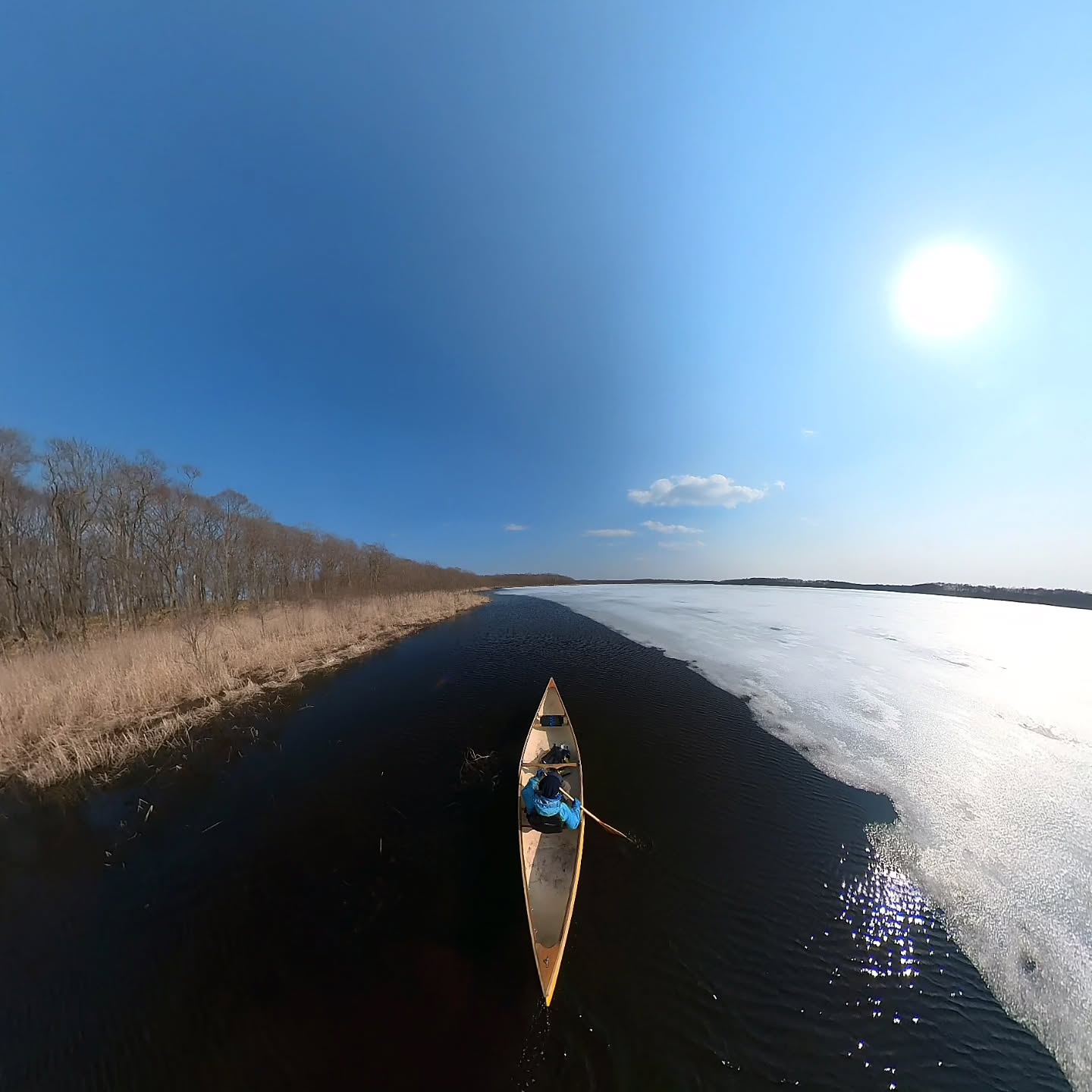 これは3月の写真ですが、凍った湖の間をすり抜け漕いできました。